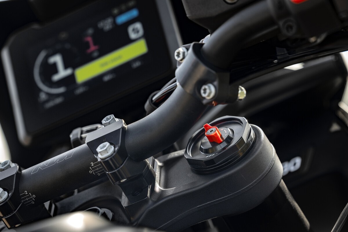 KTM 890 SMT, la prova: una nuova moto da teppisti in città!